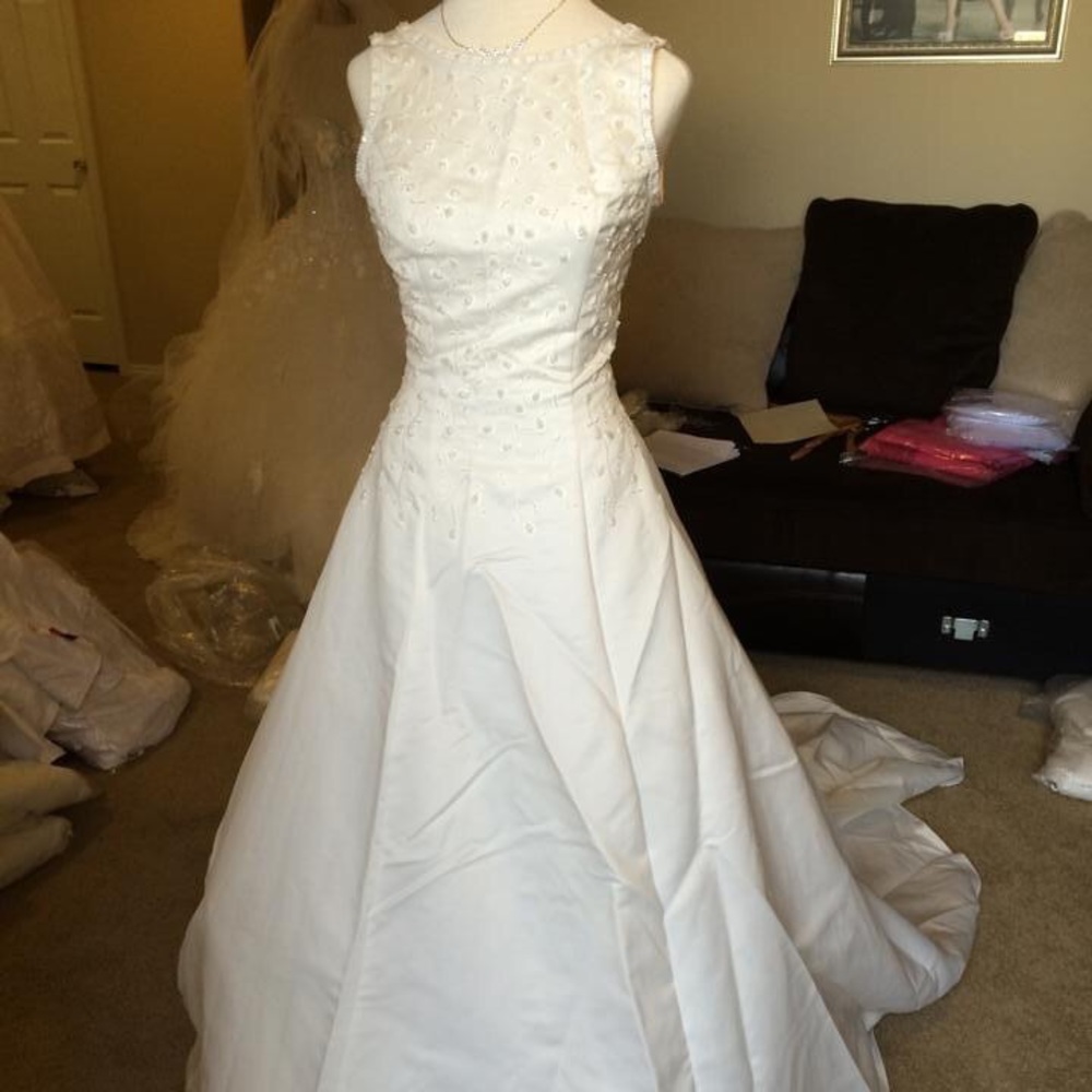 Ami Lee Wedding Dress Brand New in Ivory
